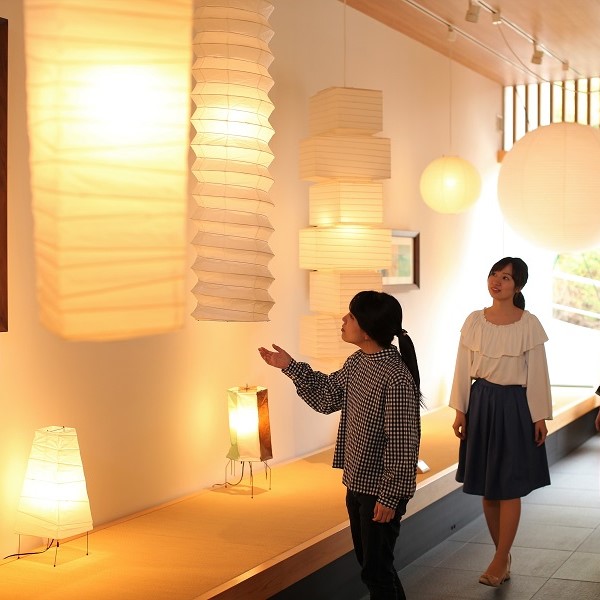 ◆小豆島オリーブ公園｜園内にある、ノグチ・イサムの家具などを展示した光のギャラリー「アルテトラ」