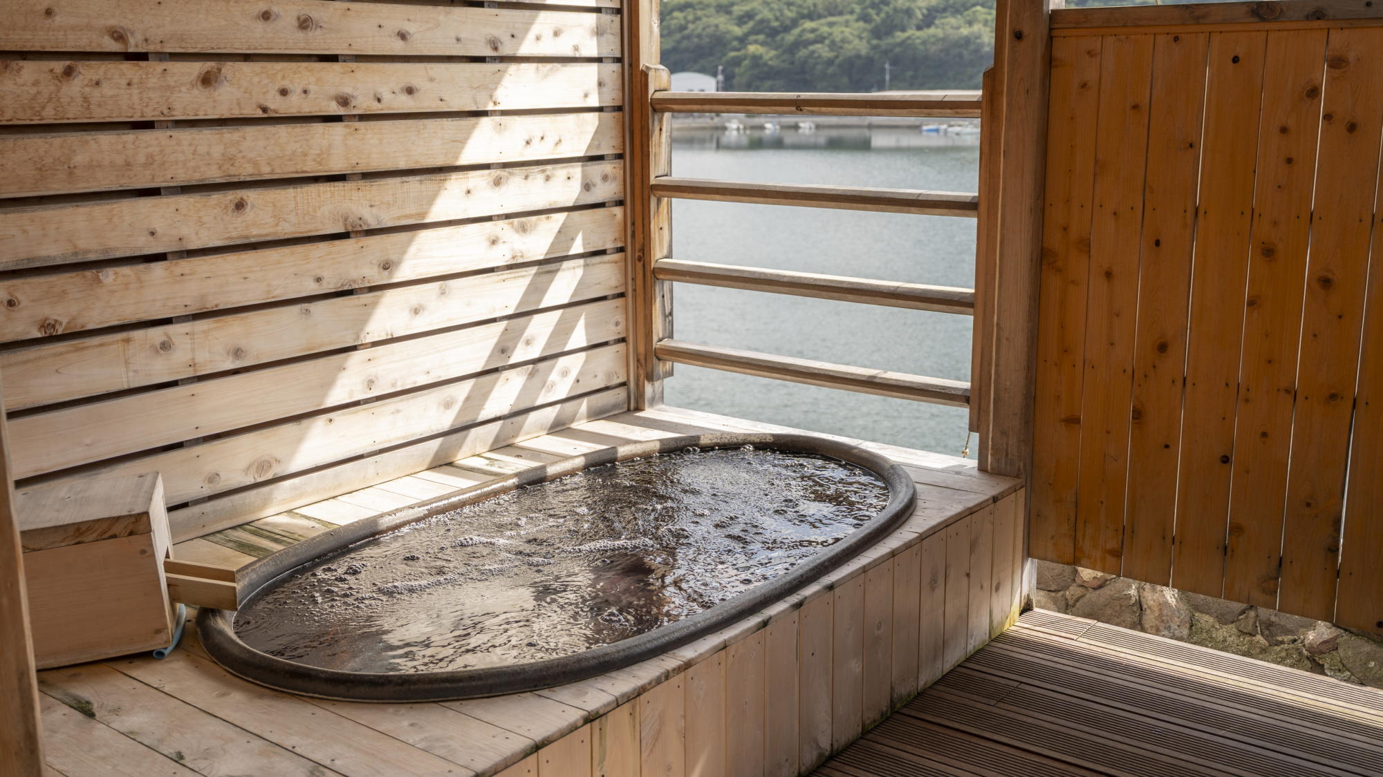 ◆貸切露天風呂（有料）｜4～5名様までご利用いただける貸切の個室露天風呂です。