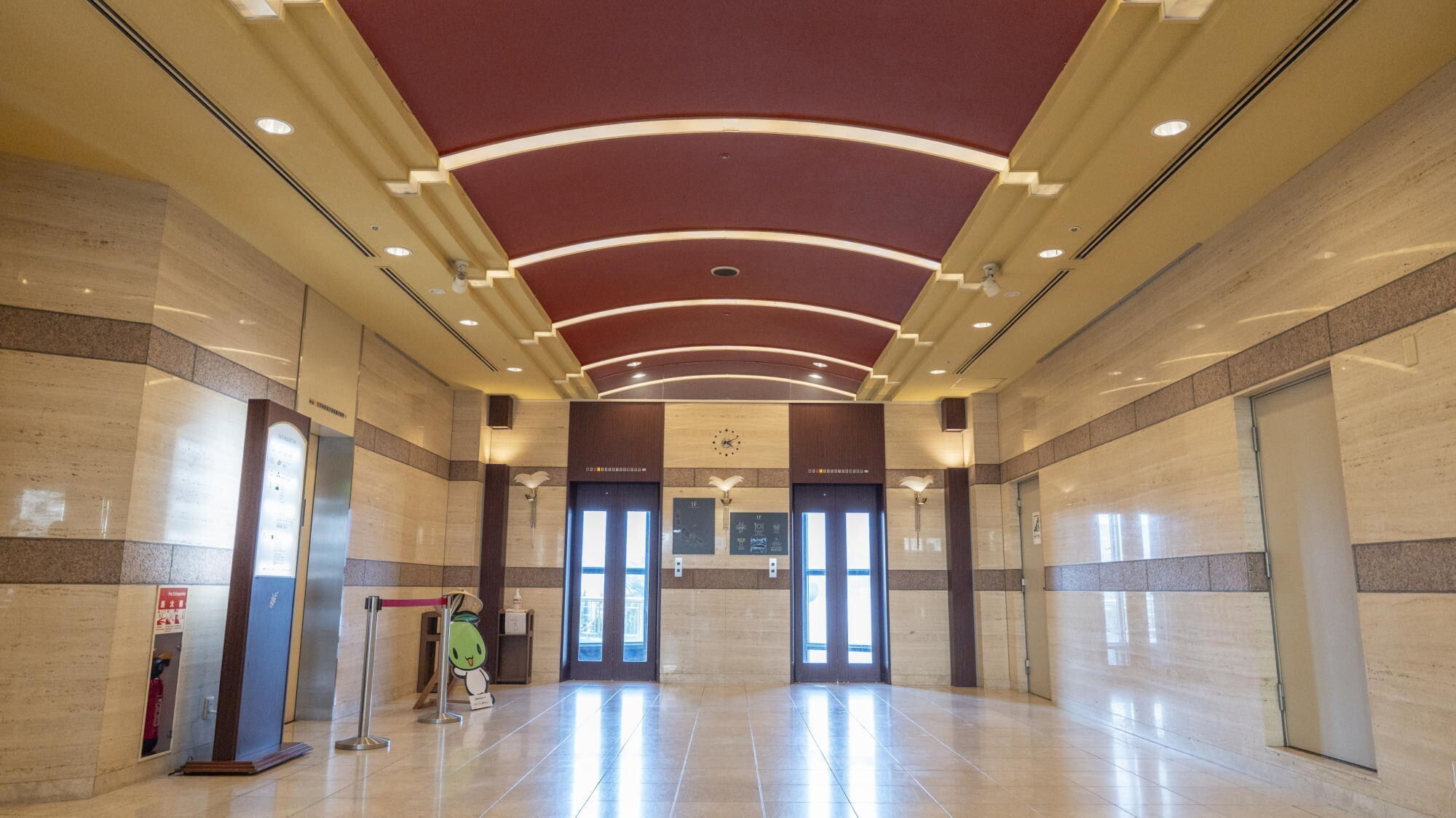 ◆ロビー｜エレベーターからも瀬戸内海を一望できます。