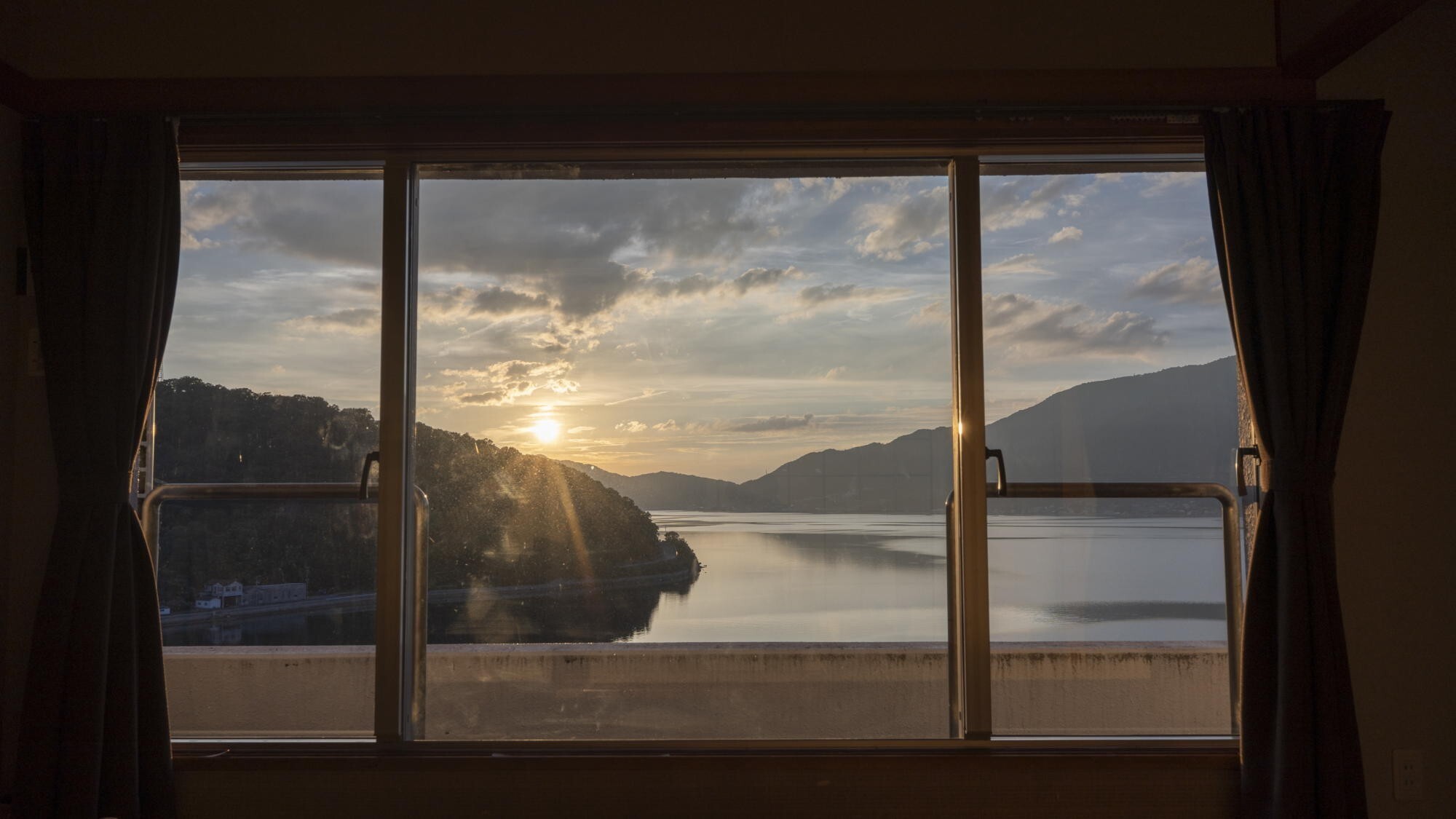 ◆セミスイート｜瀬戸内海に沈む夕焼けを望む、癒しのひとときをお楽しみください。