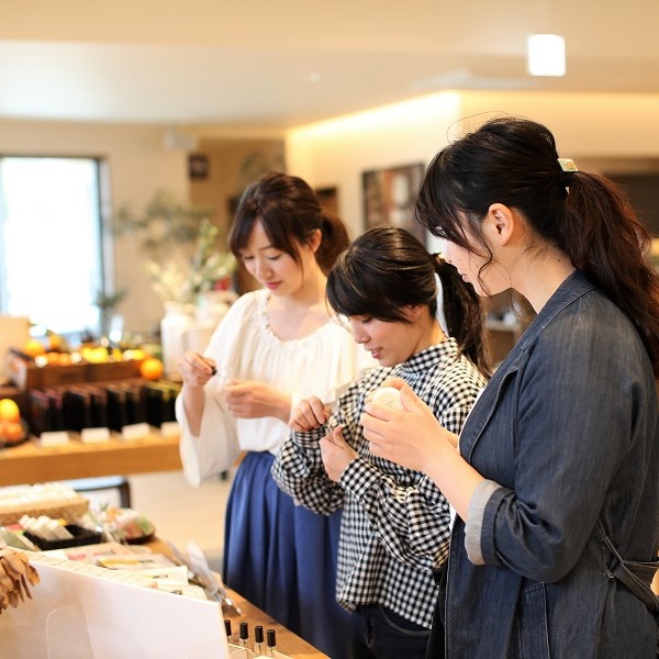 ◆マイオリーブオイルボトルづくりも体験できる、井上誠耕園の直営ショップ