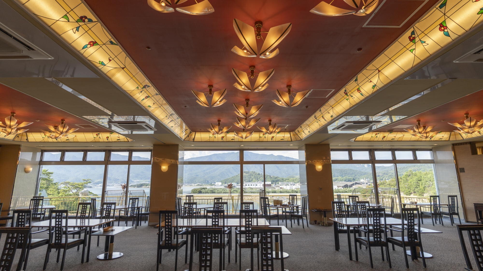 ◆会席レストラン｜穏やかな瀬戸内海内海湾を望みながら瀬戸の幸をお召し上がりください。