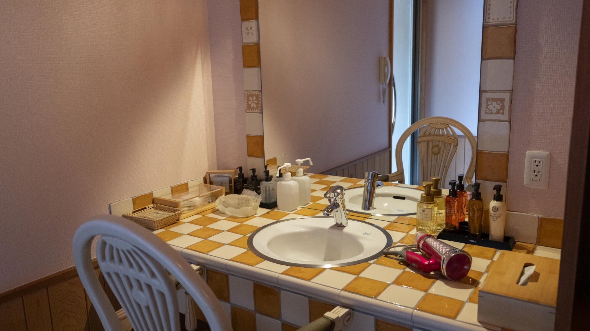 ◆貸切露天風呂（有料）｜貸切風呂には、大きな鏡付きのドレッサーをご用意しています。