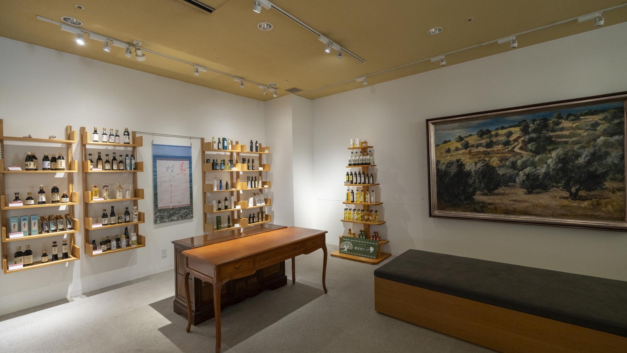 ◆オリーブギャラリー｜小豆島産100%オリーブオイルなどを常設展示しています。