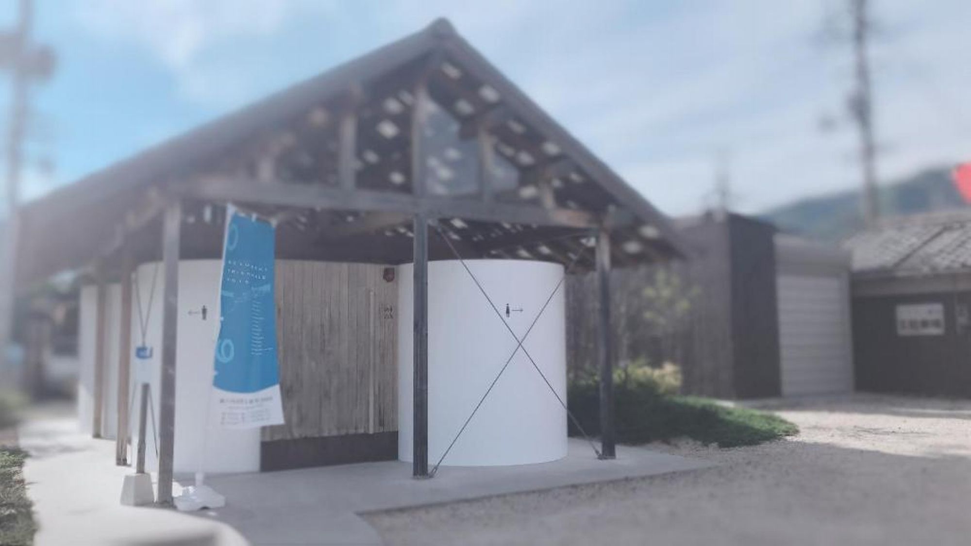 ◆おおきな曲面のある小屋