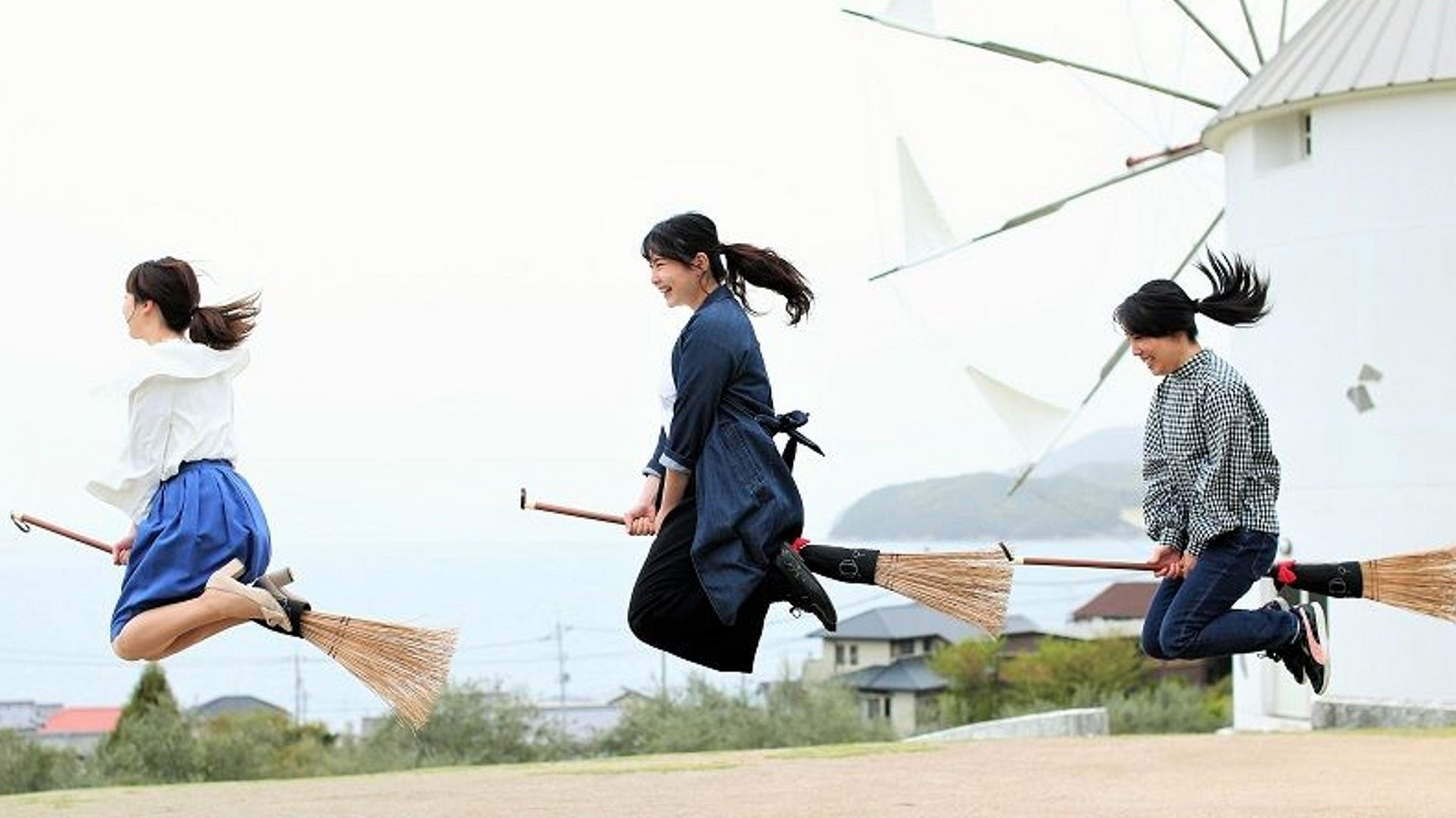 ◆小豆島オリーブ公園｜小豆島のインスタ画像といえばこれ！オリーブ風車で魔女になりきってジャンプ♪