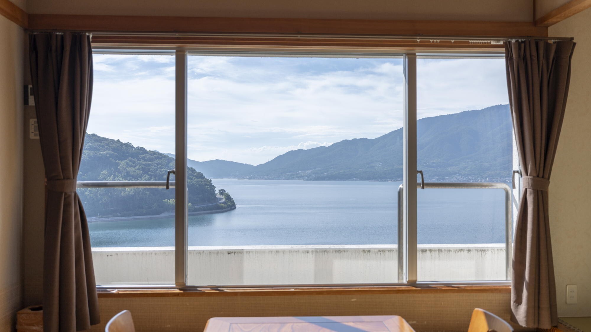 ◆セミスイート｜最上階デラックスルームの大きな窓から臨む、瀬戸内の空と海をお楽しみください。