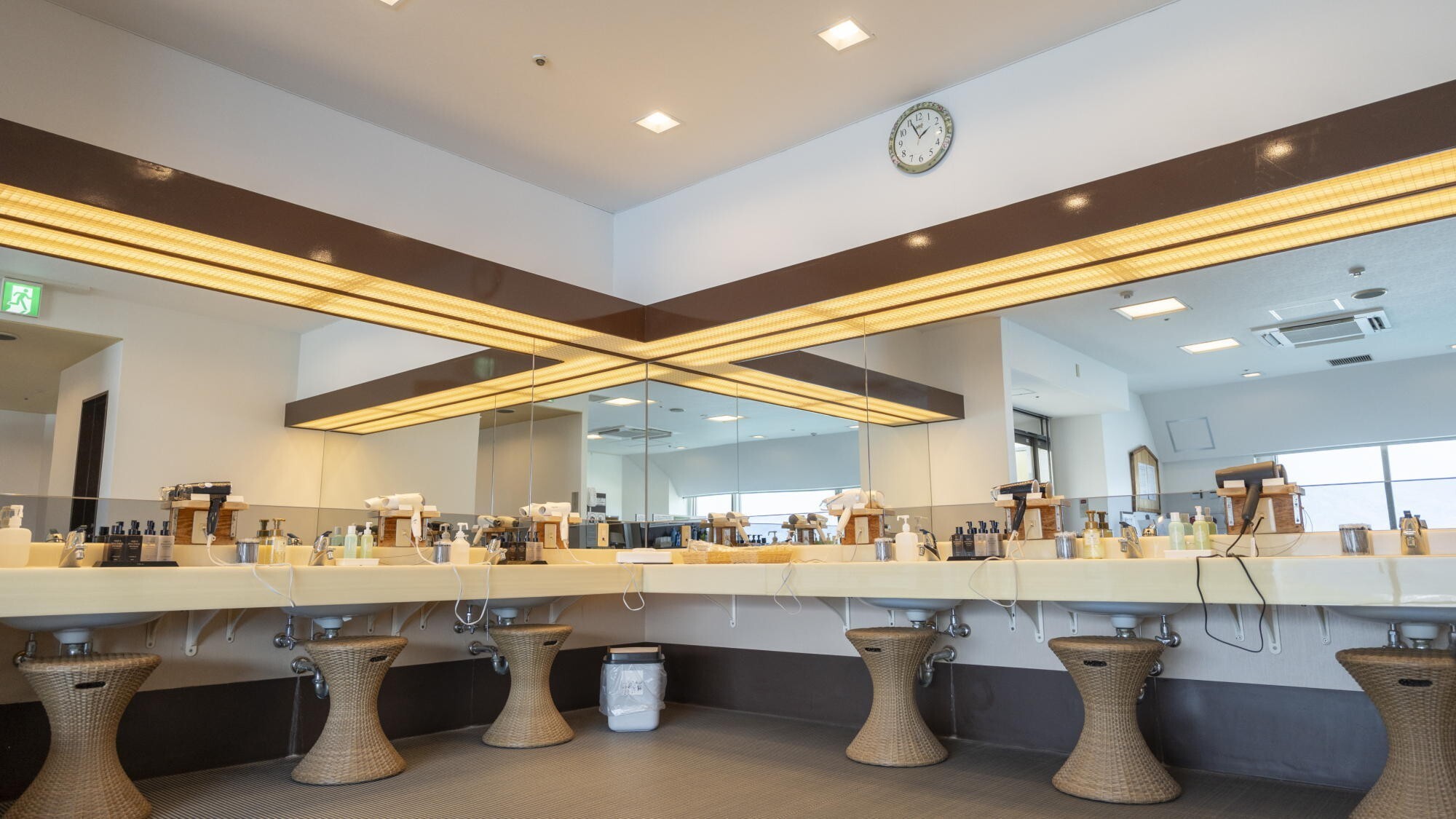 ◆大浴場脱衣所｜ゆったりと身支度を整えられるよう、開放感のある広い洗面台を設置しております。