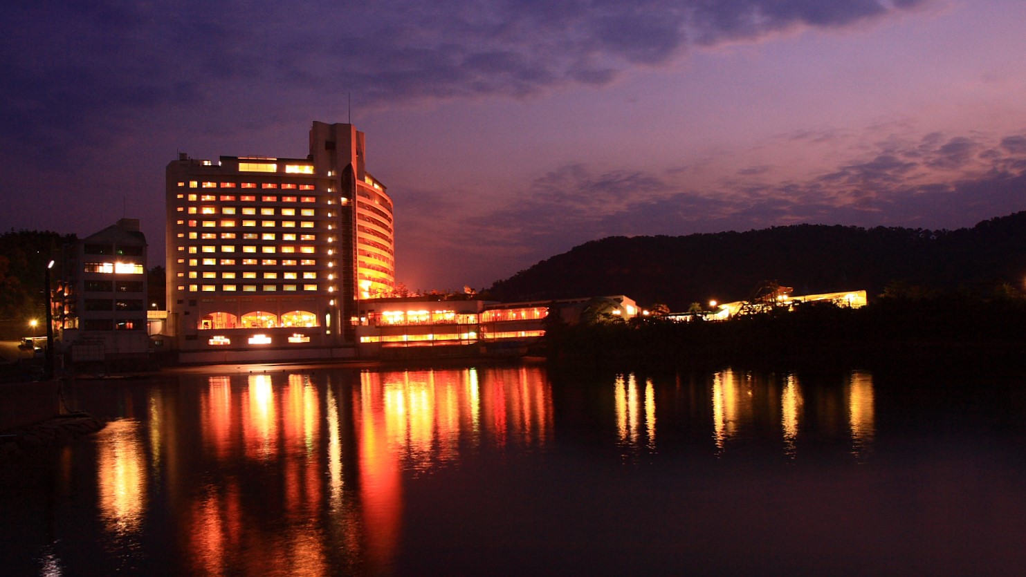 ◆ホテル外観（夜）お部屋の窓からは美しい瀬戸内海を眺められます。夜には海にうつる対岸の灯りも美しい。