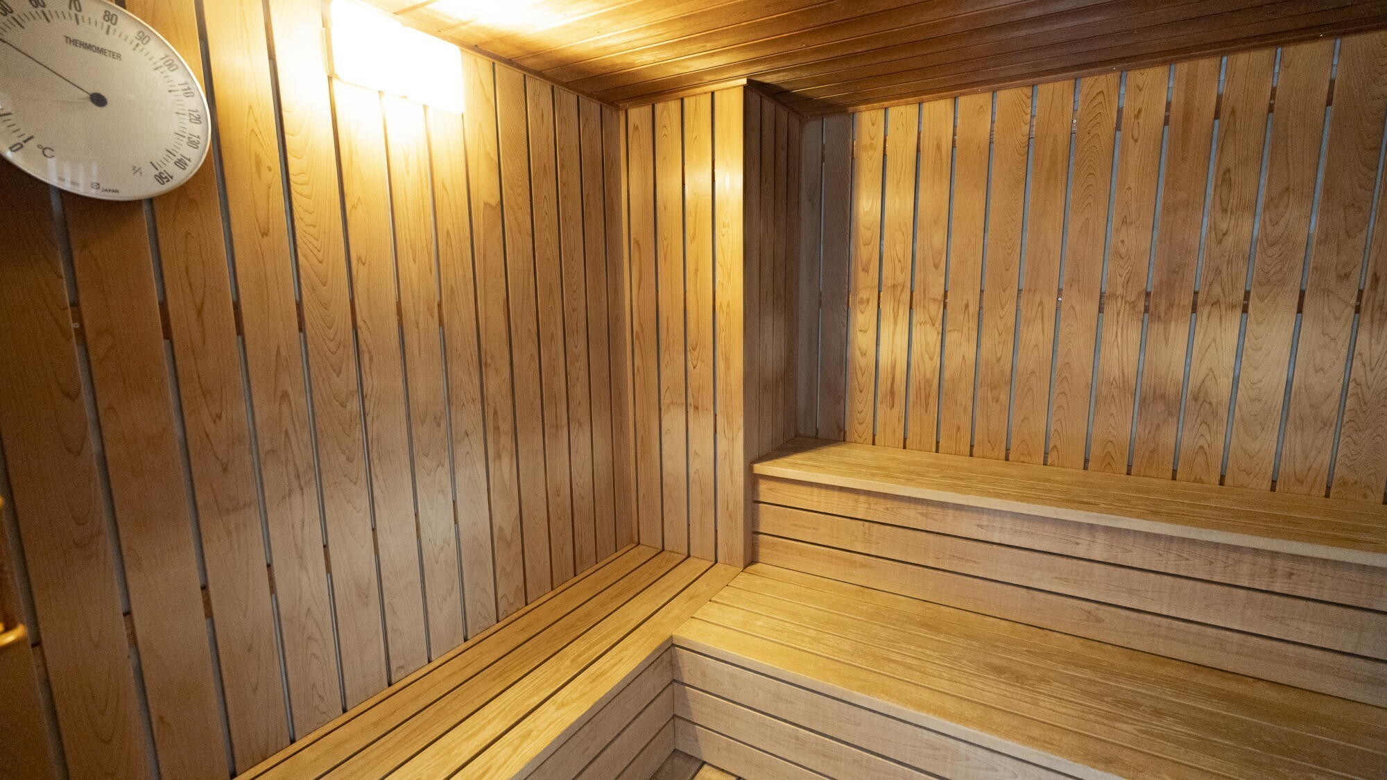 ◆サウナ｜遠赤外線サウナで体の芯から温まり心地よい汗をかくことができます。（利用時間15～22時）