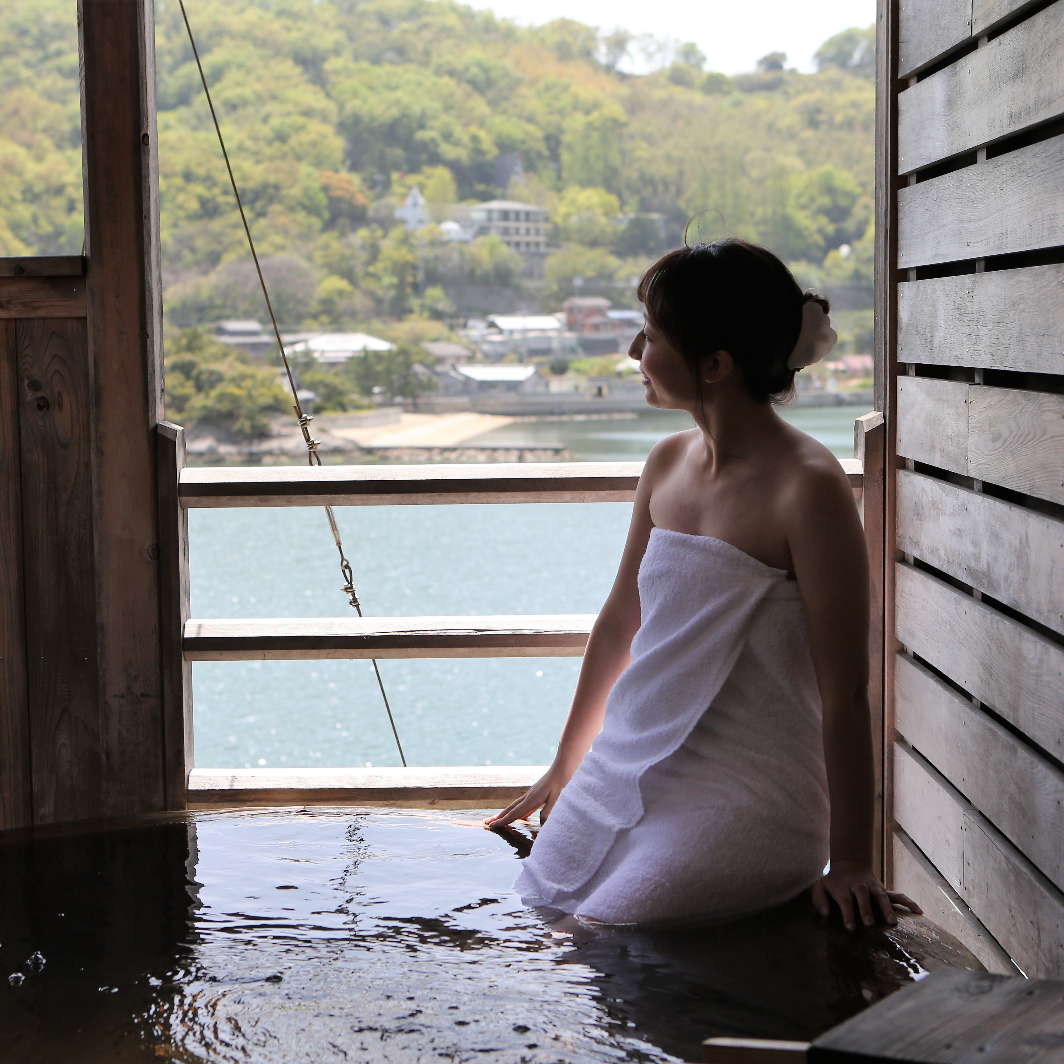 ◆貸切個室露天風呂（有料）｜穏やかな瀬戸内海を望む個室風呂でご入浴をお楽しみいただけます。