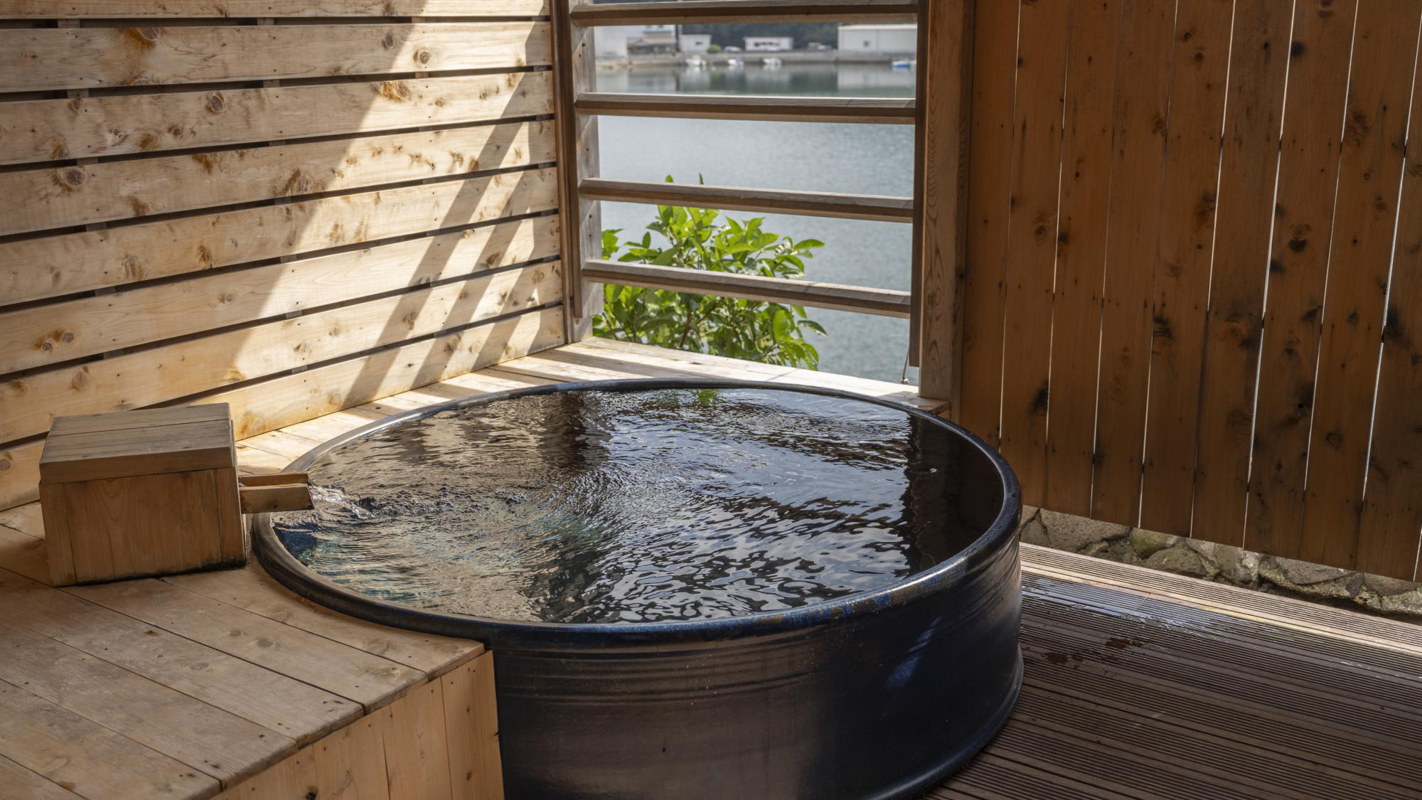 ◆貸切露天風呂（有料）｜4～5名様までご利用いただける貸切の貸切露天風呂です。