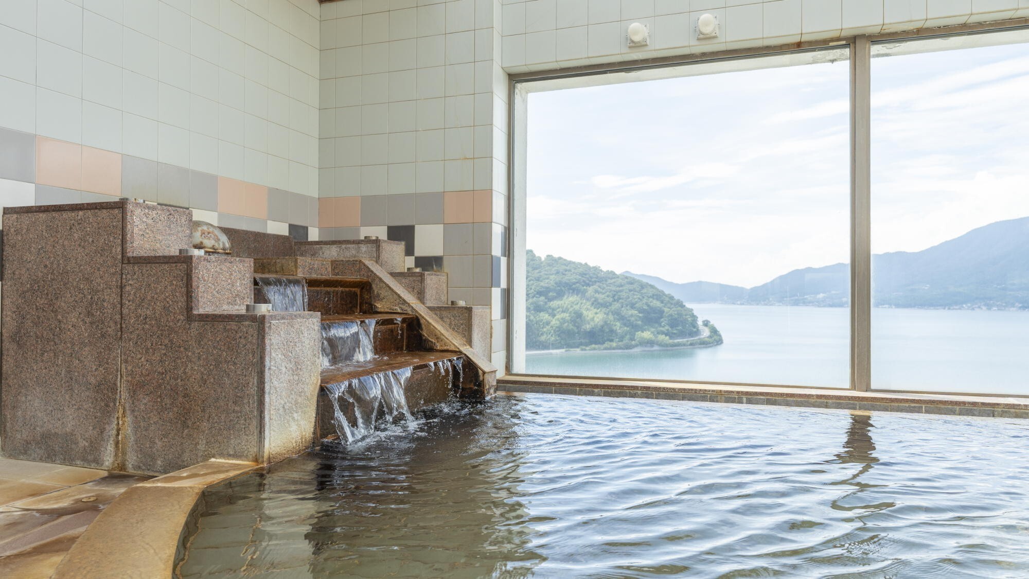 ◆しょうどしま温泉｜当ホテルの天然温泉は塩分を多く含み、保湿効果が高く、身体がよく温まります。