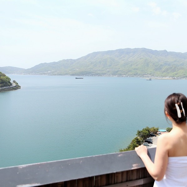 ◆展望露天風呂｜露天風呂横の休憩スペースからはこの眺め！