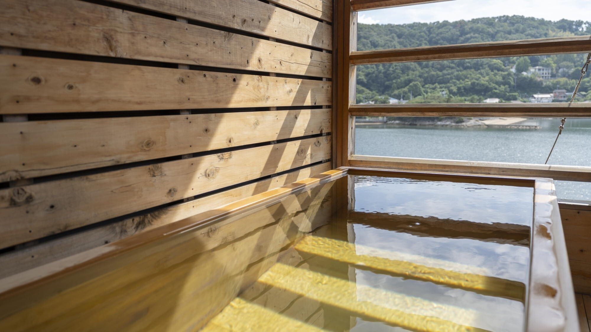 ◆貸切露天風呂（有料）｜海を望む自分だけの露天風呂で、瀬戸内海の風を独り占め。