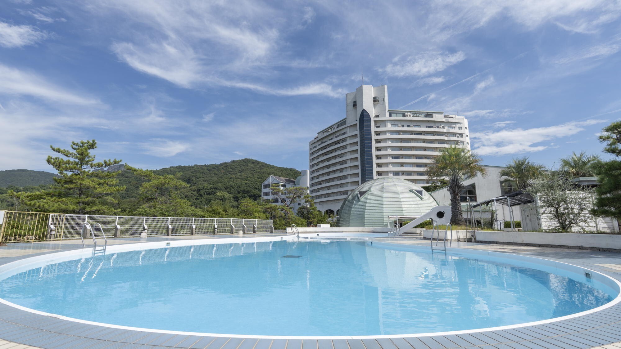 ◆屋外プール｜7/11～9/6限定！プールは深さが2種類。浅い方は小さなお子様でも足がつき安心♪