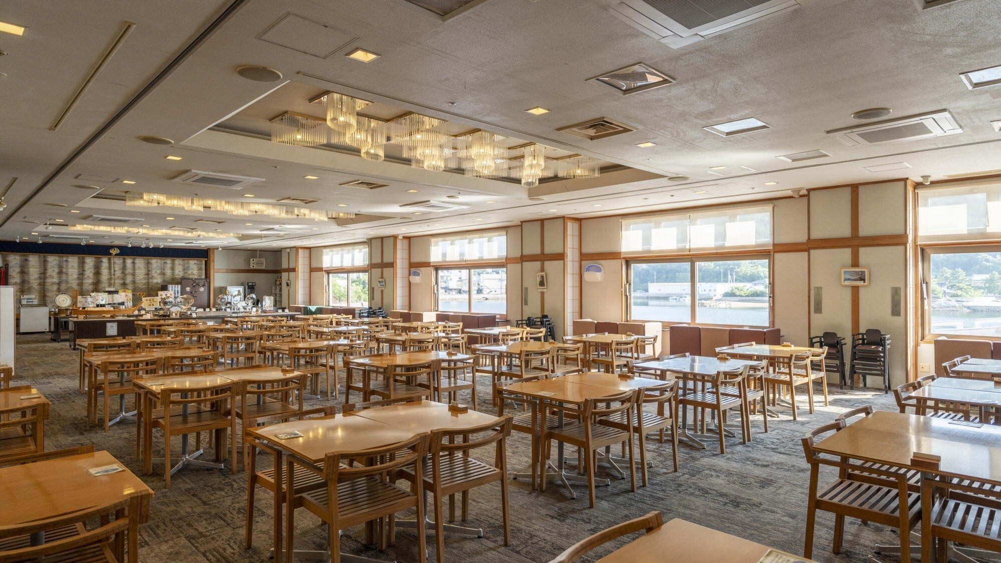 ◆バイキング会場｜瀬戸内の海の幸と山の幸の饗宴をお楽しみください。※日によって異なります。