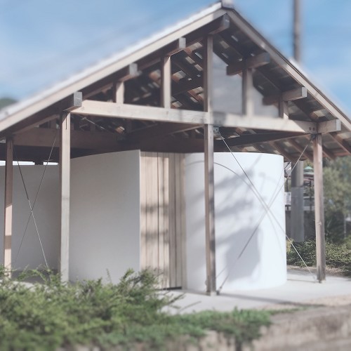 ◆おおきな曲面のある小屋