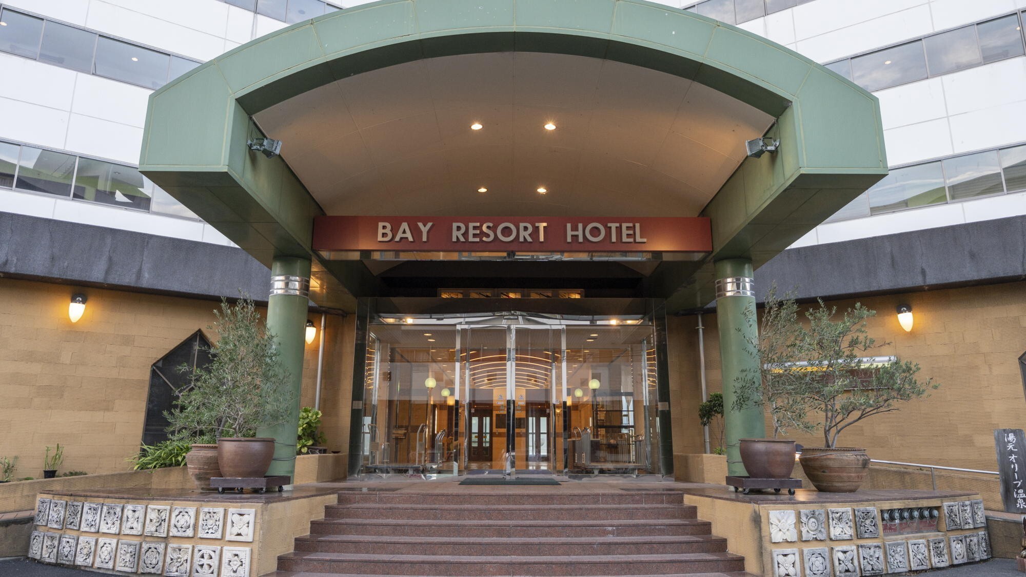 ◆エントランス｜車寄せスペースを設けております。