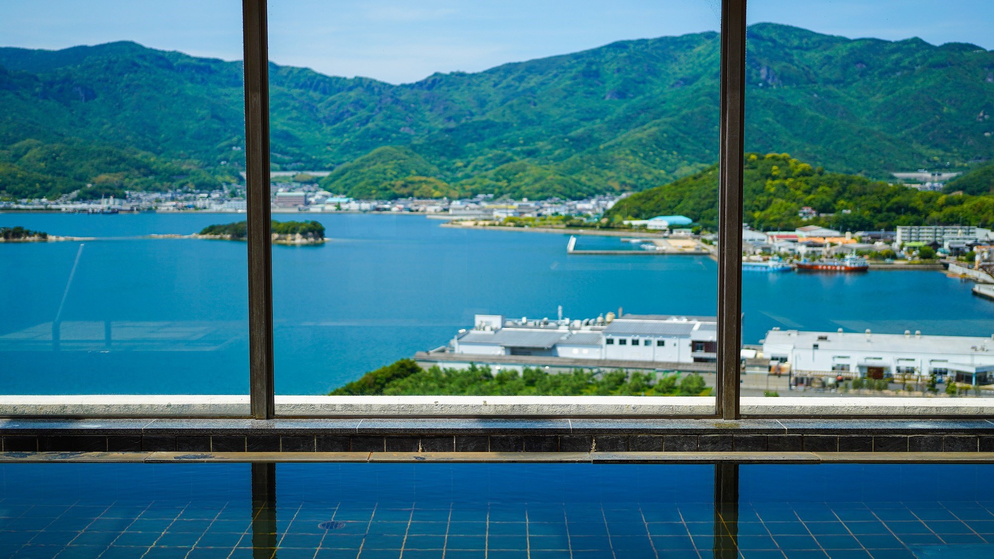 最上階の大浴場からの眺めはまさに絶景！（日が落ちるまでのご入浴がおすすめです）