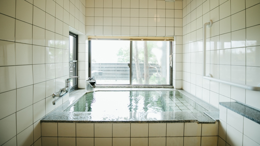 【客室風呂】緑豊かな景色を眺めながら、ゆっくり湯あみを楽しめる展望風呂です