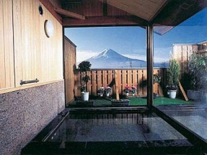 富士山ビューの露天風呂付大浴場