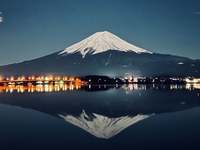 真冬の夜の逆さ富士