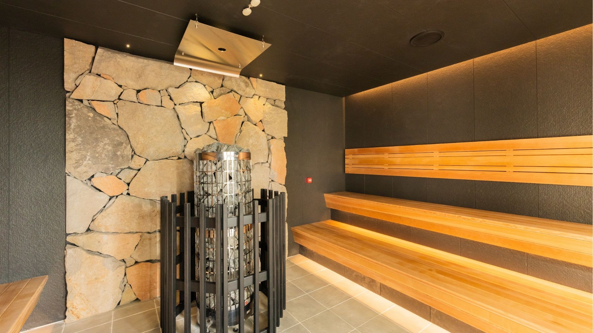 【サウナ】フィンランド式サウナ 男女それぞれの大浴場には、最大24名収容の本格サウナを完備。