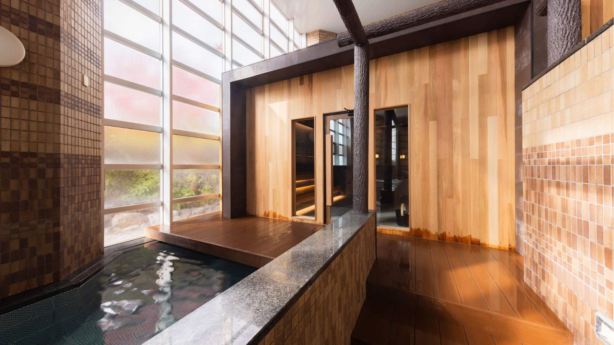 【サウナ】フィンランド式サウナ 男女それぞれの大浴場には、最大24名収容の本格サウナを完備。