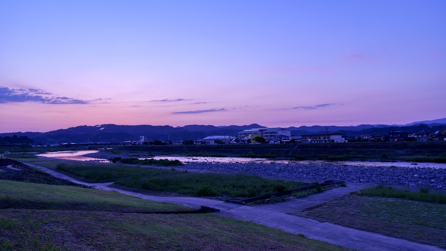 【周辺】日田三隈川：夕暮れの日田三隈川の気持ち良い風に吹かれてみませんか♪