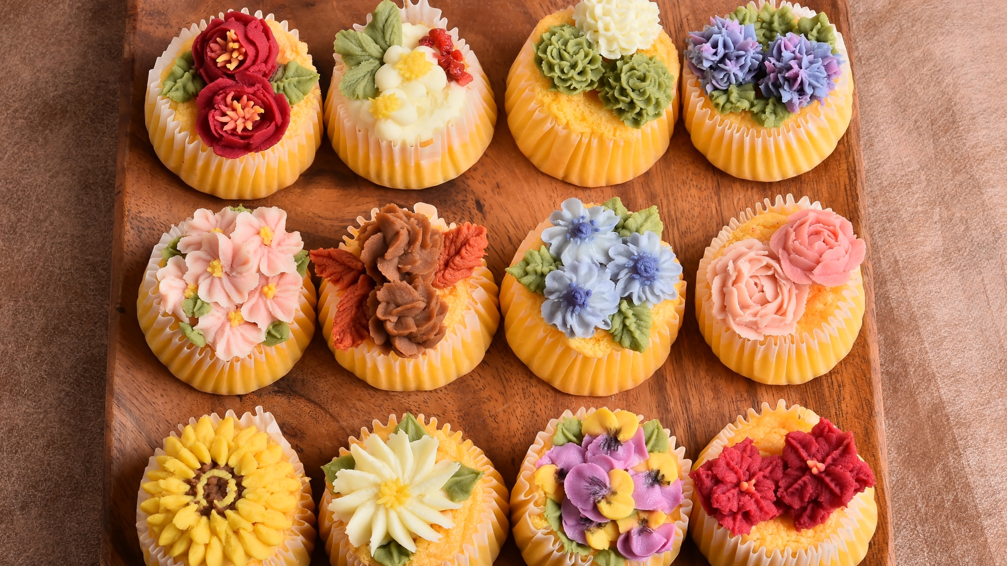 ワンちゃん用のお花絞りのカップケーキ