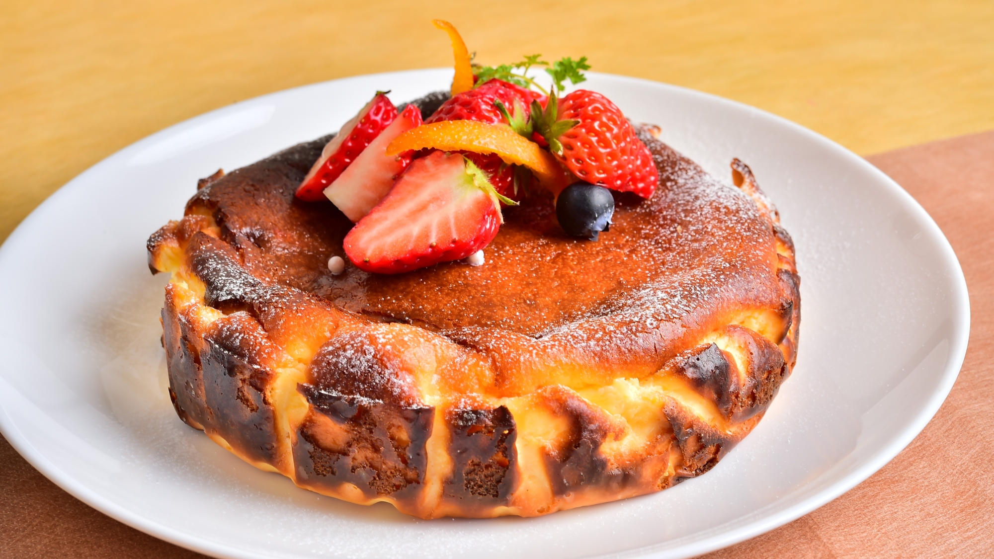 季節のフルーツが乗ったチーズケーキ（アニバーサリープランお客様用ケーキ）