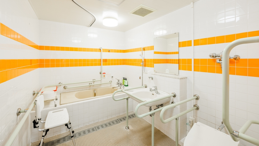 バリアフリー対応客室（バス付）　ベッドから客室内にある浴室、トイレまで移動することができます。