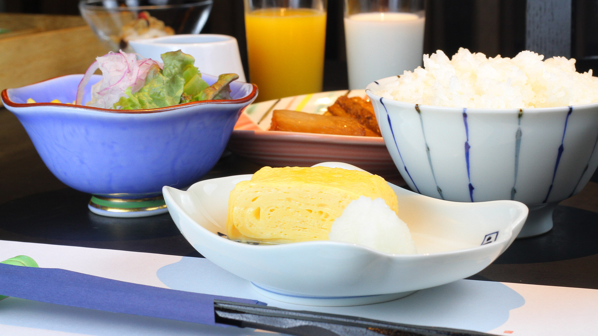 優しい出汁の甘味が染みた出し巻き卵。人気の逸品。