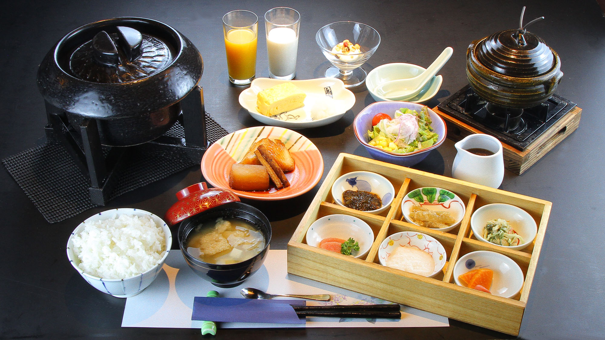 土釜で炊いたご飯に出し巻き卵、煮魚、湯豆腐（豆乳）　こだわりの朝食