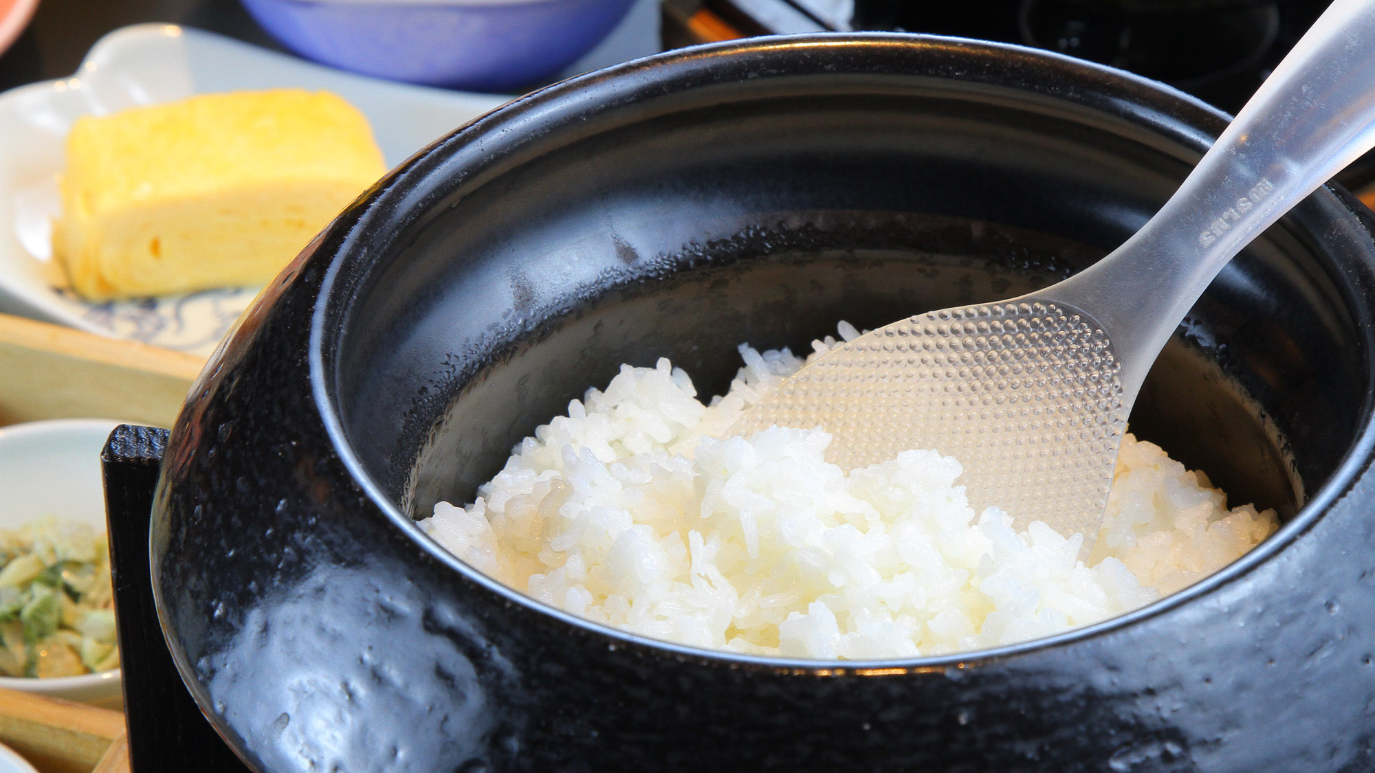 土釜で炊いたご飯は、土釜のまま提供します。