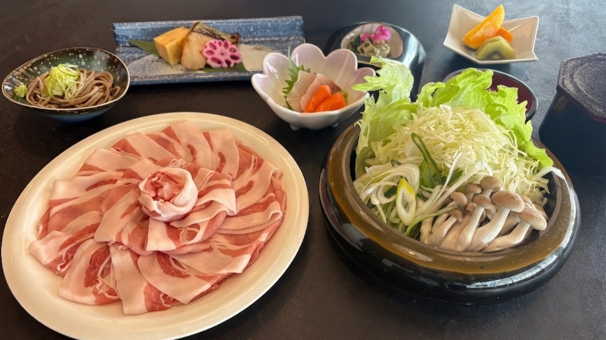 【夕食はブランド豚[ゆめの大地]の「豚しゃぶ食べ放題」】15時〜21時半まで飲み放題＋岩盤浴1回無料