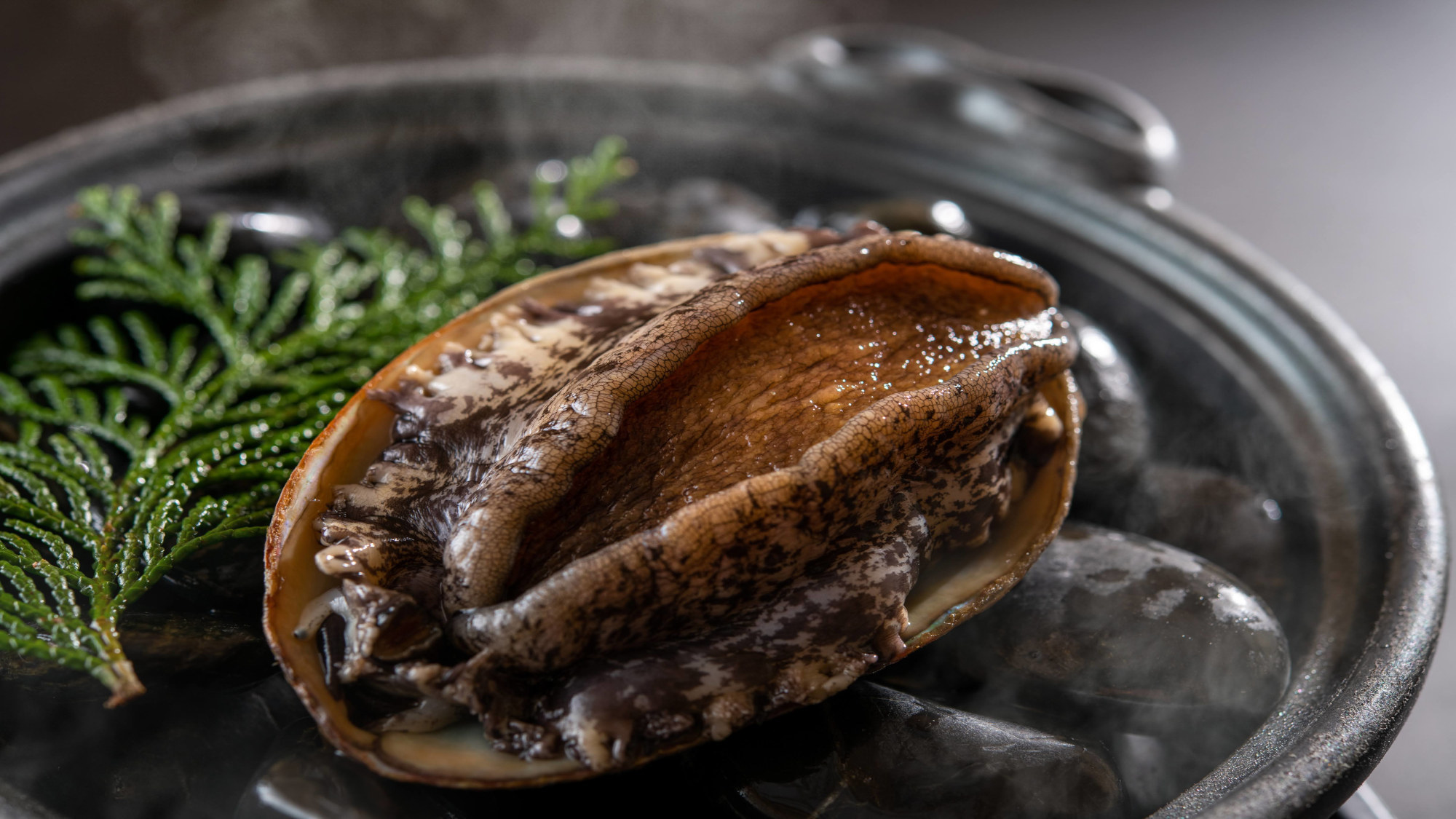 【土地の恵み】「鮑の酒蒸し」付き　人気No.１！新鮮なお刺身や海の幸が味わえる当ホテル一押しプラン