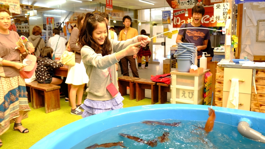 【朝市】朝市では活イカ釣りも楽しめます♪釣りたてはうまいっしょ！（一例）