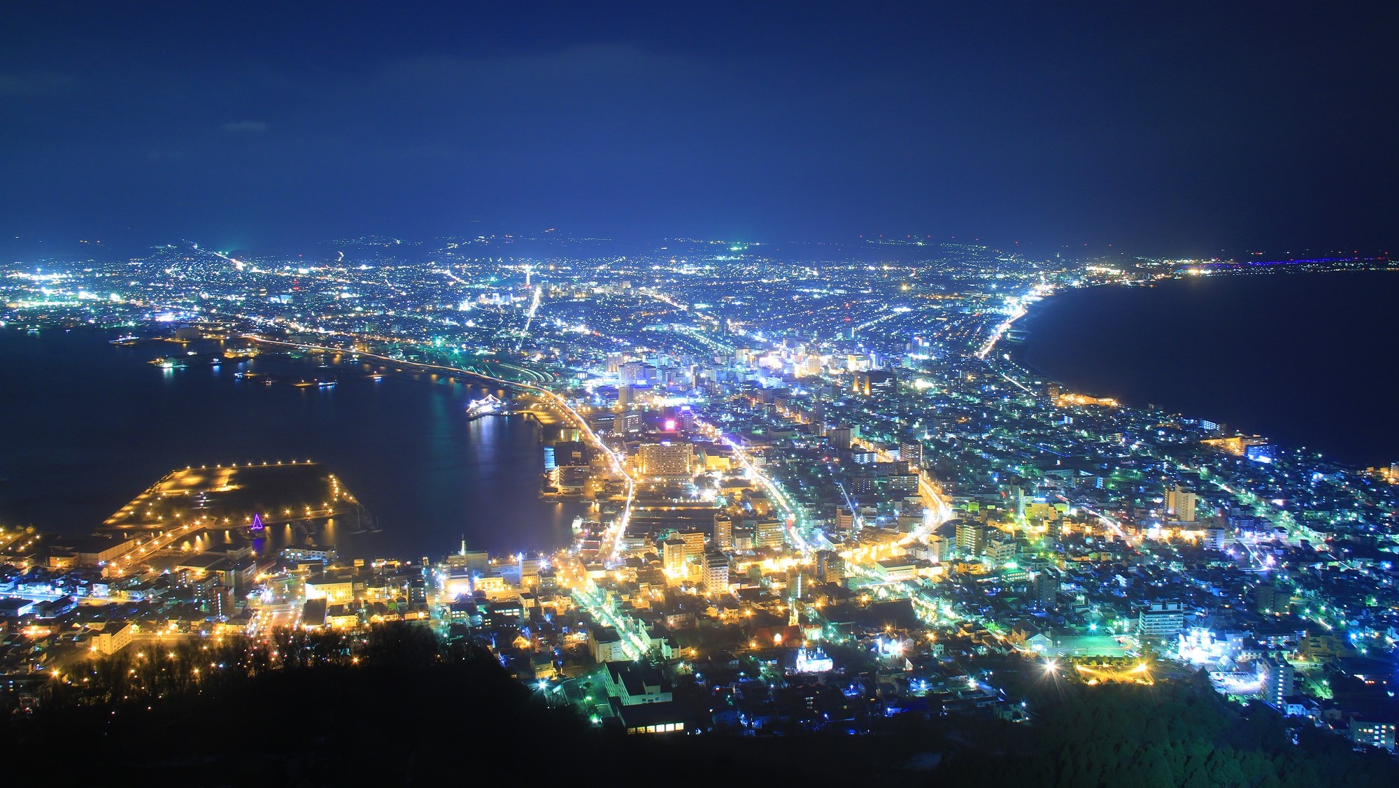 【函館山】日本三大夜景のひとつ。100万ドルの夜景は当館から車で約30分（一例）
