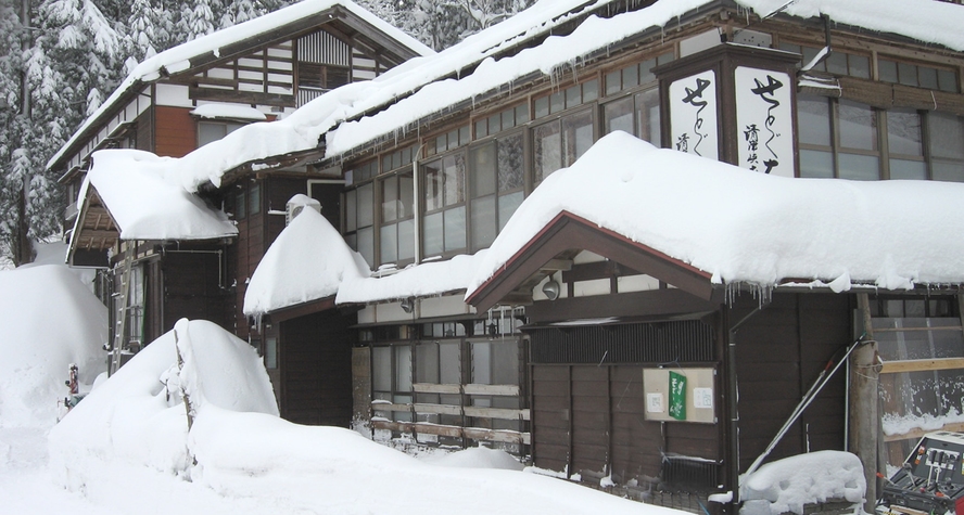 *冬になると、あたり一面が深い雪に覆われます。