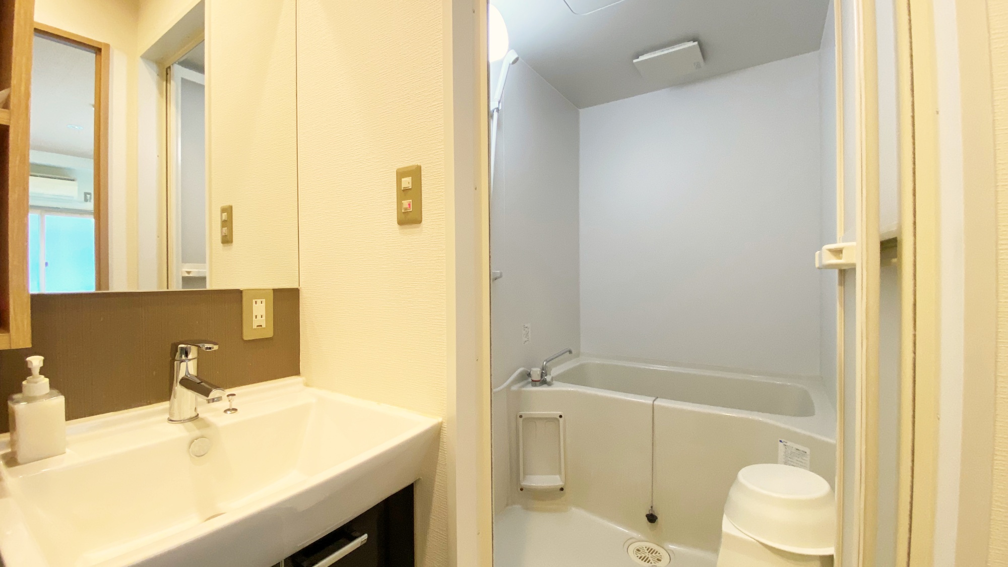 *【洋室ツイン】ゆったりした広さでバストイレ別のため使いやすいです