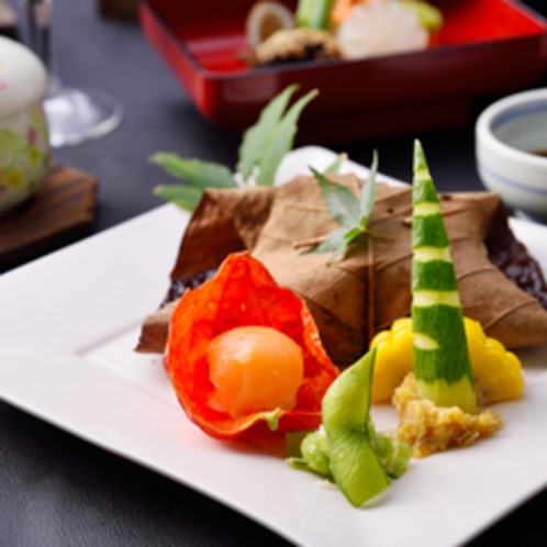 ■夕食一例【会席料理】四季の新鮮な旬の素材を用いた和風料理で、地元の山菜や郷土料理を。