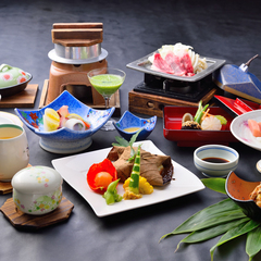 ■夕食一例【会席料理】四季の新鮮な旬の素材を用いた和風料理で、地元の山菜や郷土料理を。