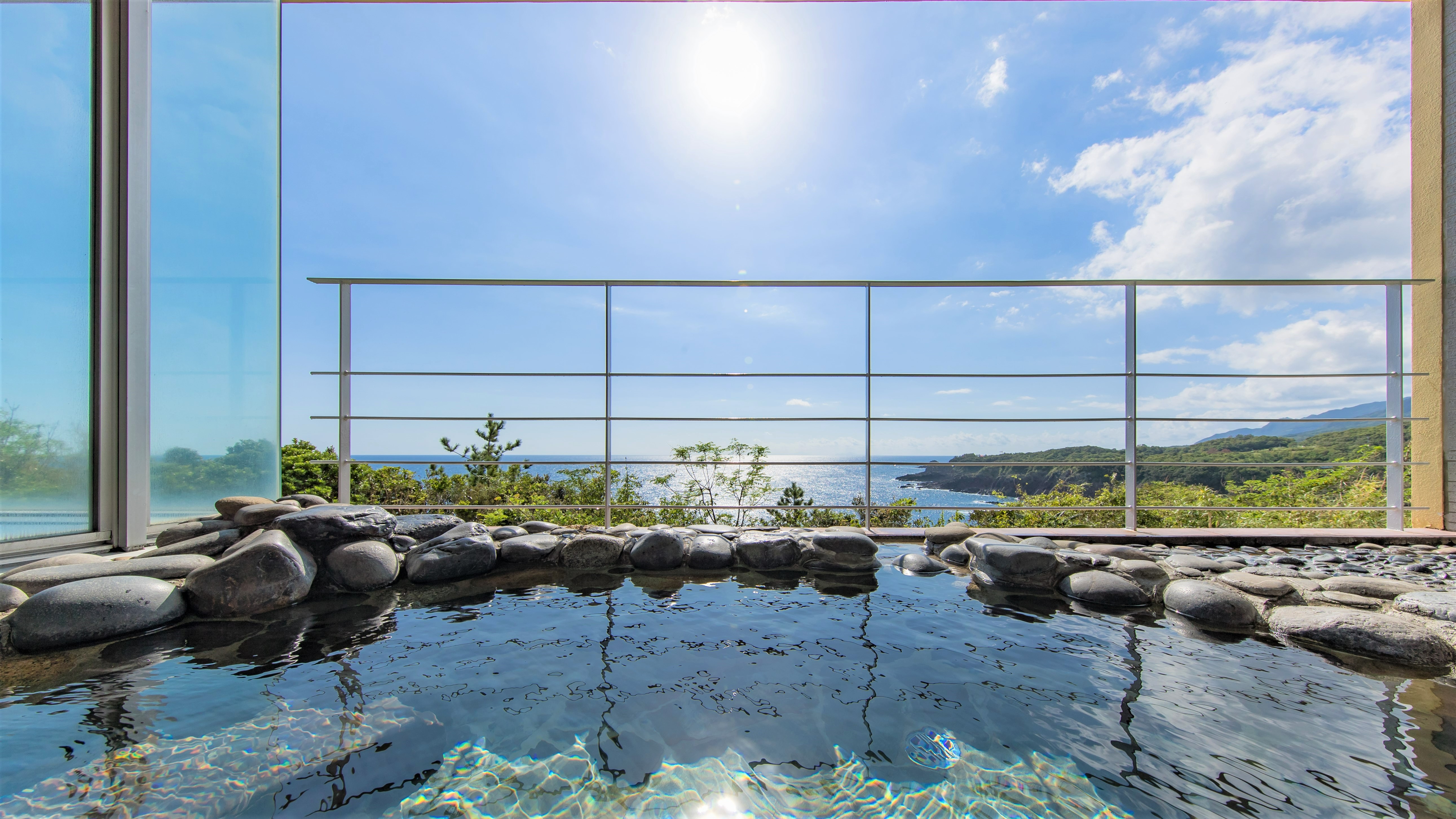 露天風呂｜屋久島の海にゆったりと浸かる大海原を望む極上の天然温泉