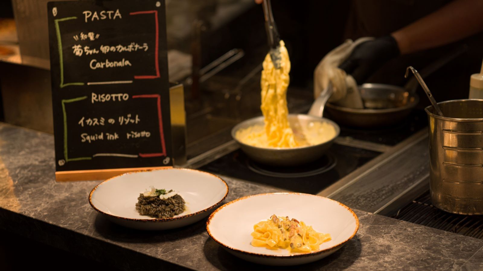 ディナー｜ライブキッチンではシェフが出来たてのお料理を提供いたします。