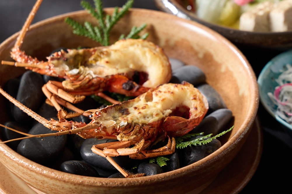 【二種の伊勢海老料理×鮑×松阪牛】が織りなす　海と大地の特選プラン全11品「月珠（つきだま）コース」