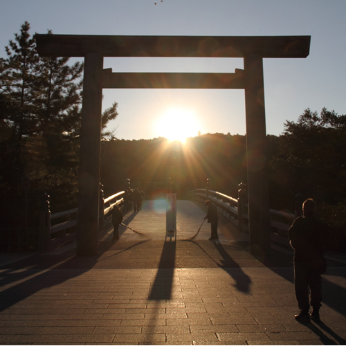 Mặt trời mọc giữa các cổng torii của Cầu Uji tại Ise Jingu (Naiku)