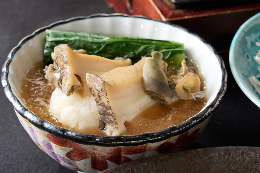 戻し鮑の蕪蒸し　淡味あんかけ