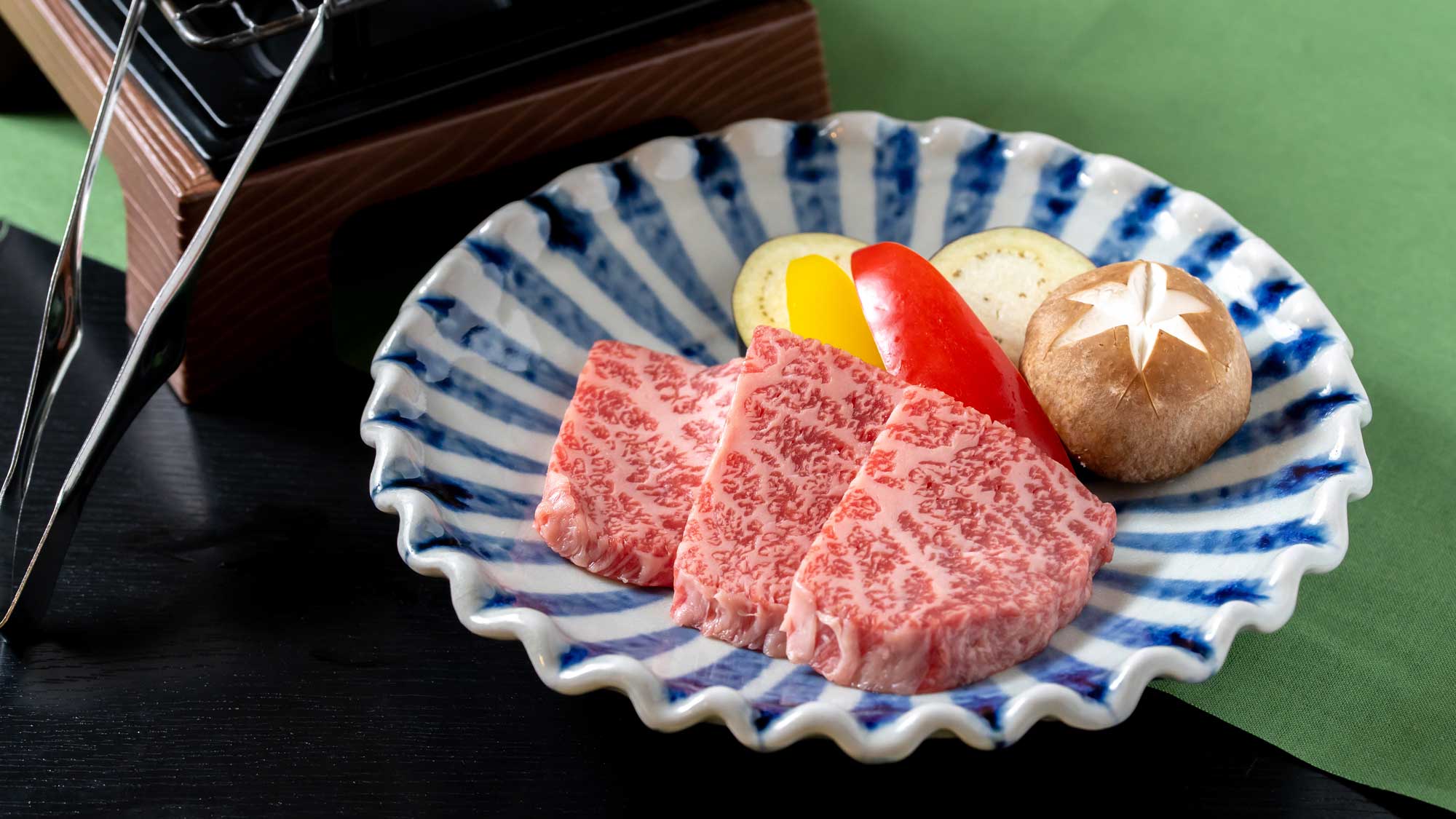 夏期間：6月～8月　焜炉｜名物　富士山溶岩石焼き